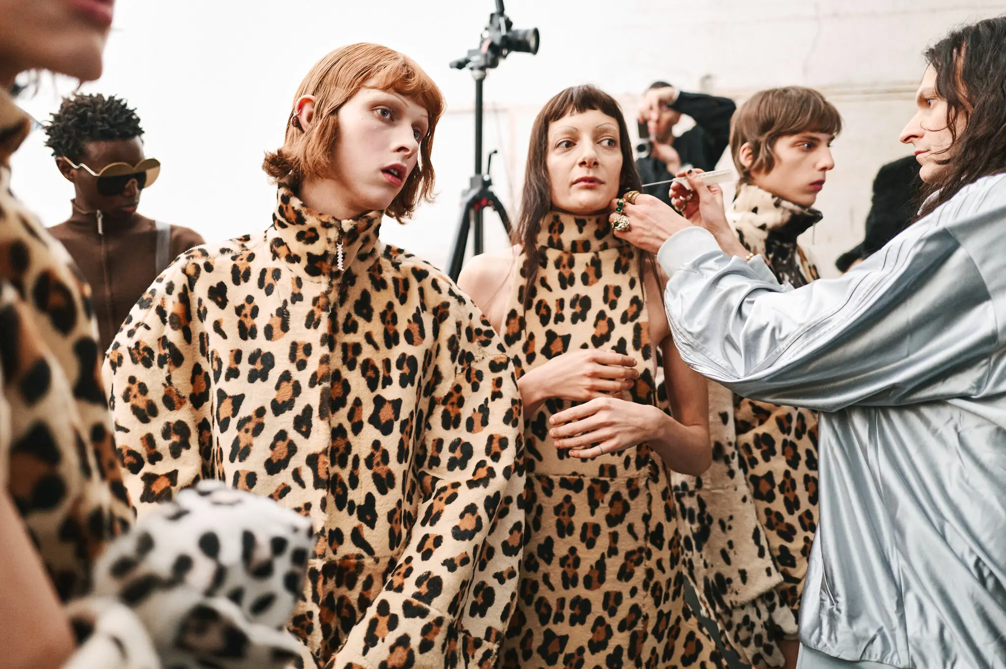 Тренди, які з’явилися на подіумі Marni, включали леопардові принти та тонкі, як олівець, брови.